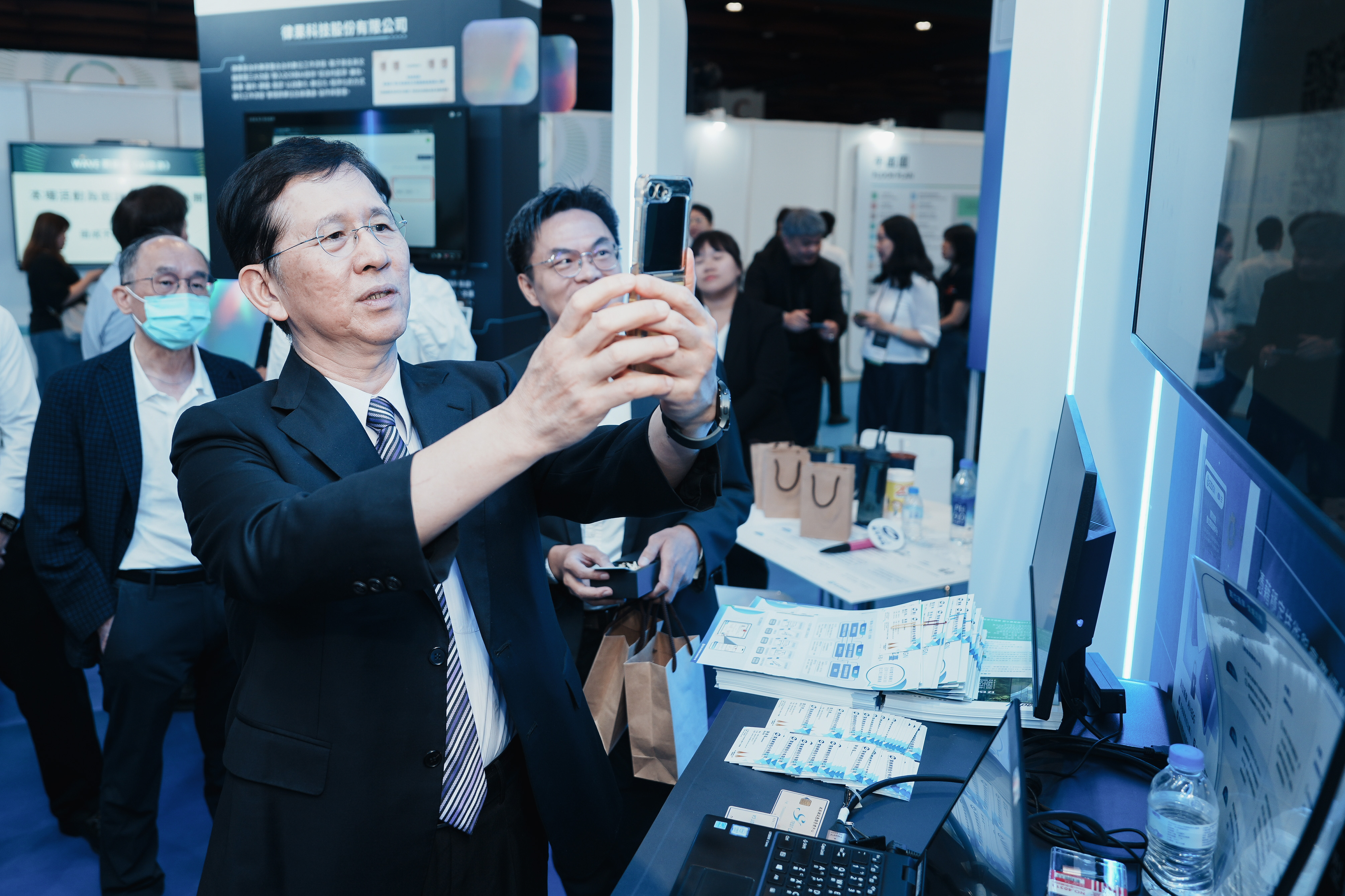 數位發展部長黃彥男與業者互動圖