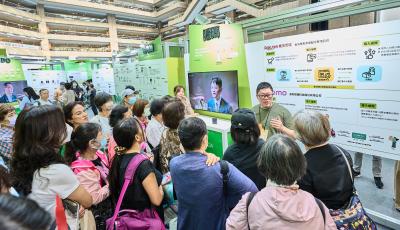 圖二：計畫推動團隊向高齡長者說明防詐應用