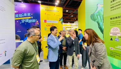 圖四：計畫團隊向部長、代署長、楊科長說明智慧防詐計畫推動成效及應用場域